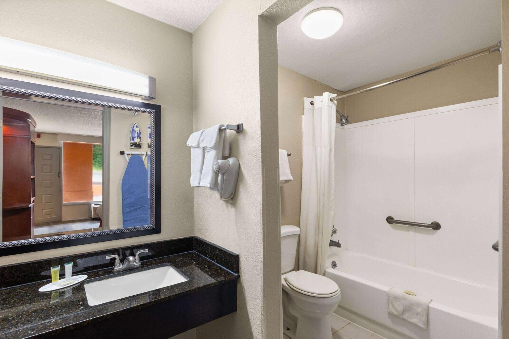 Days Inn By Wyndham Knoxville East Esterno foto