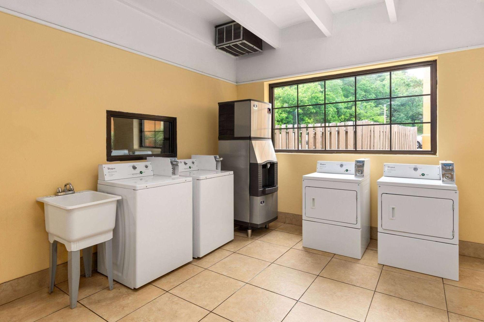 Days Inn By Wyndham Knoxville East Esterno foto